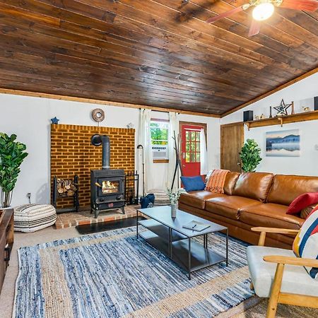 Secluded W Hot Tub, Fire Pit, Deck & Updated Wifi Great Cacapon Ngoại thất bức ảnh