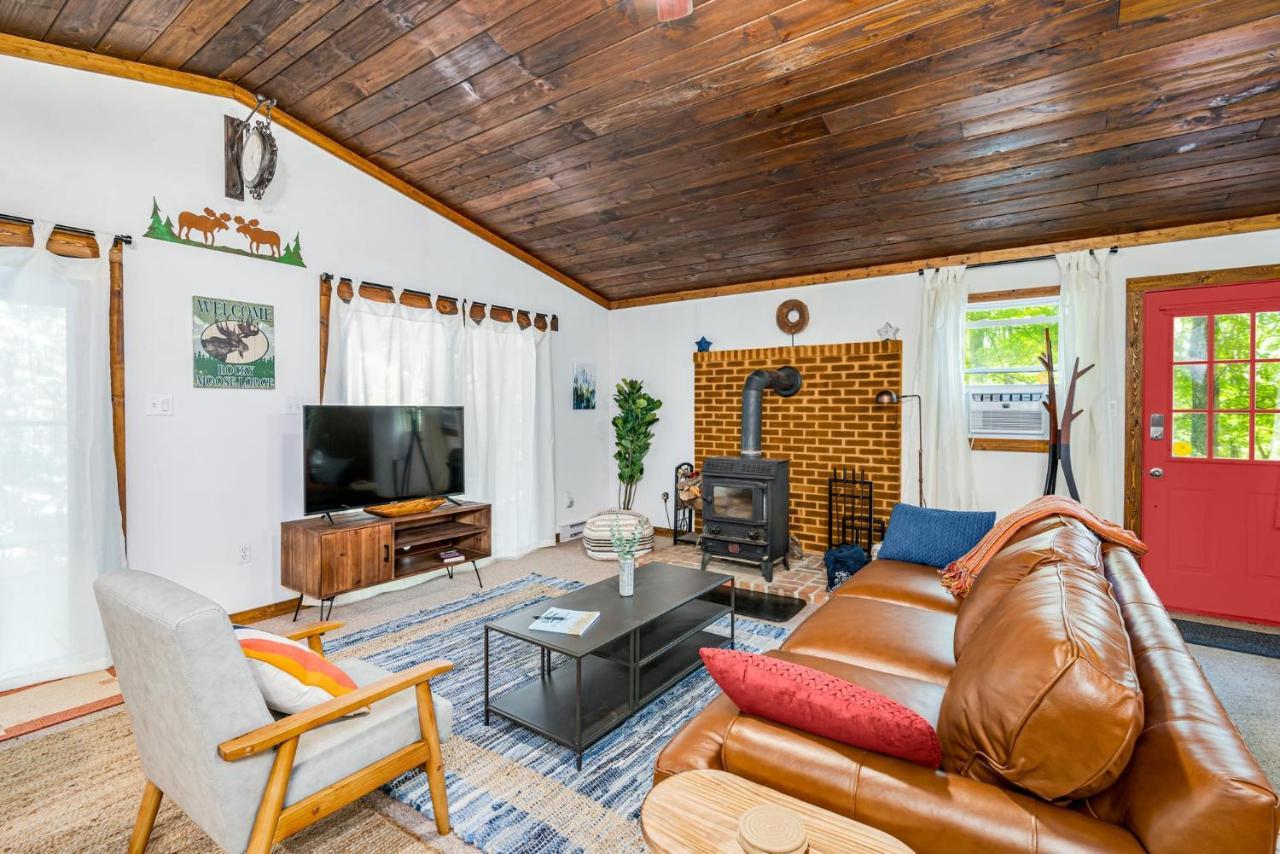 Secluded W Hot Tub, Fire Pit, Deck & Updated Wifi Great Cacapon Ngoại thất bức ảnh