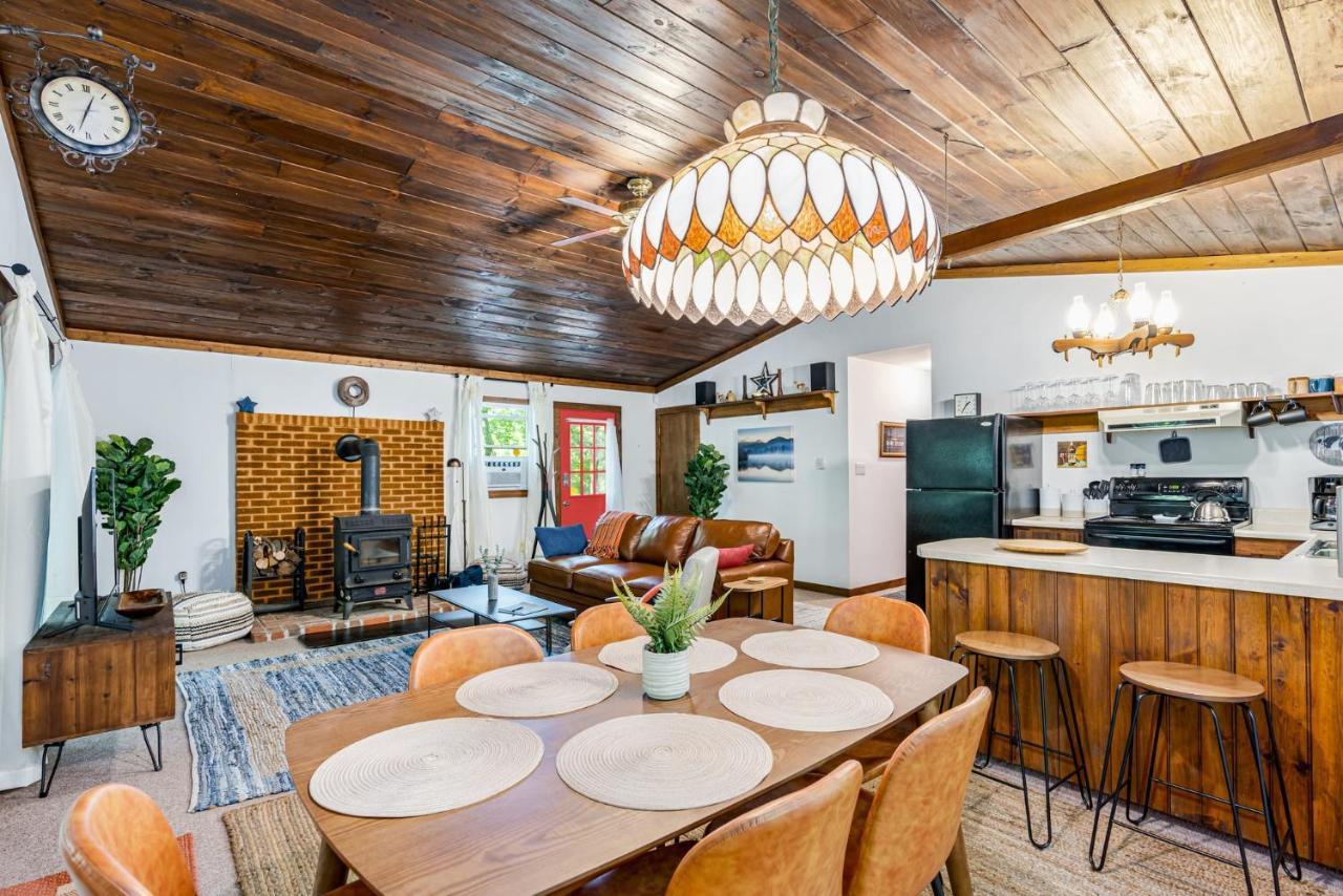 Secluded W Hot Tub, Fire Pit, Deck & Updated Wifi Great Cacapon Ngoại thất bức ảnh