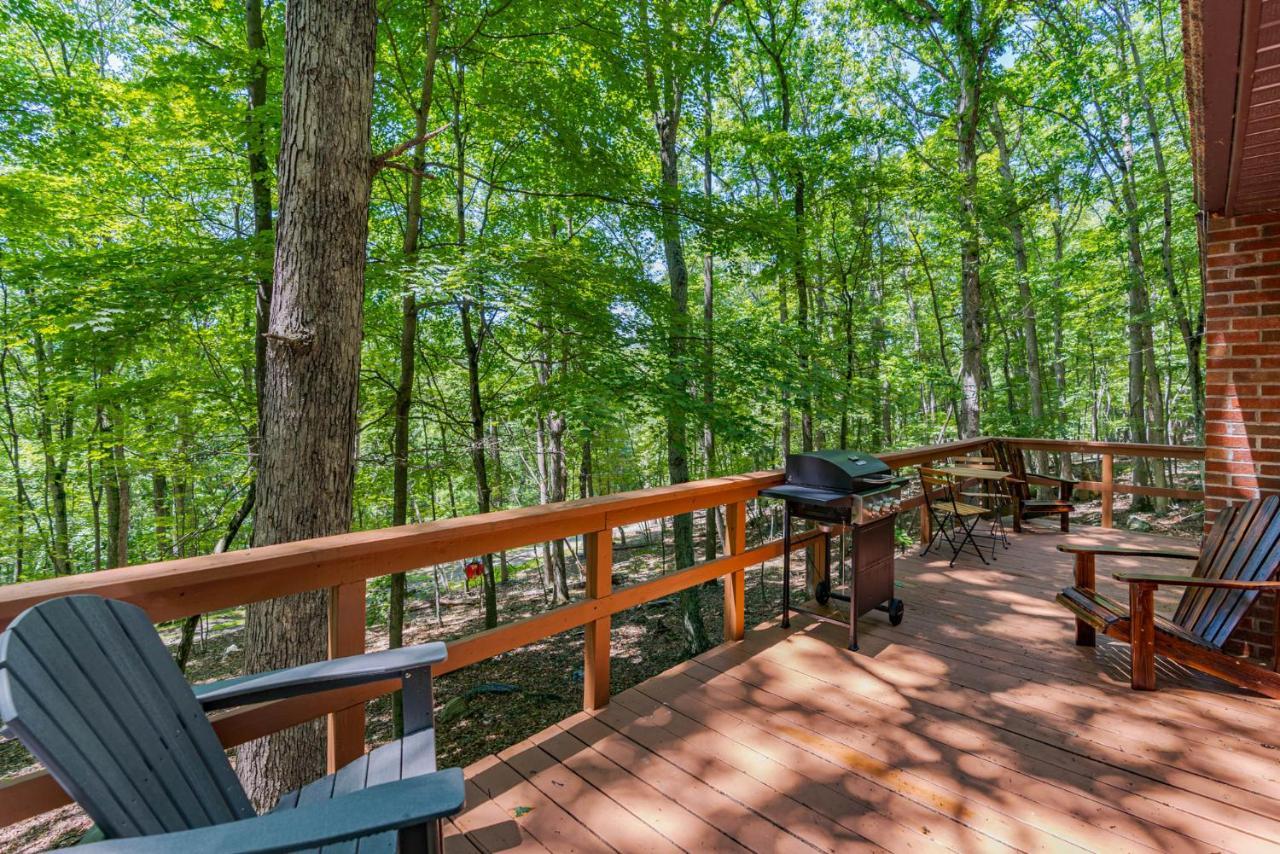 Secluded W Hot Tub, Fire Pit, Deck & Updated Wifi Great Cacapon Ngoại thất bức ảnh