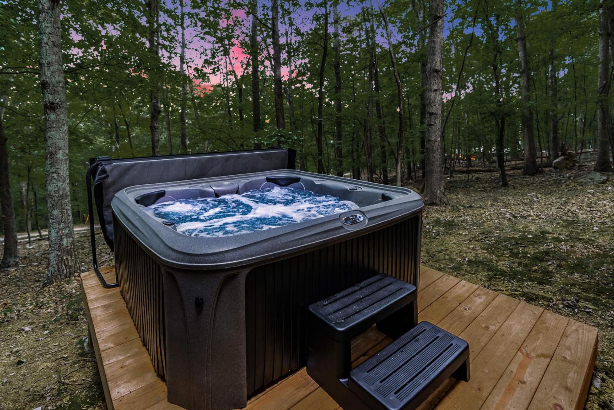 Secluded W Hot Tub, Fire Pit, Deck & Updated Wifi Great Cacapon Ngoại thất bức ảnh