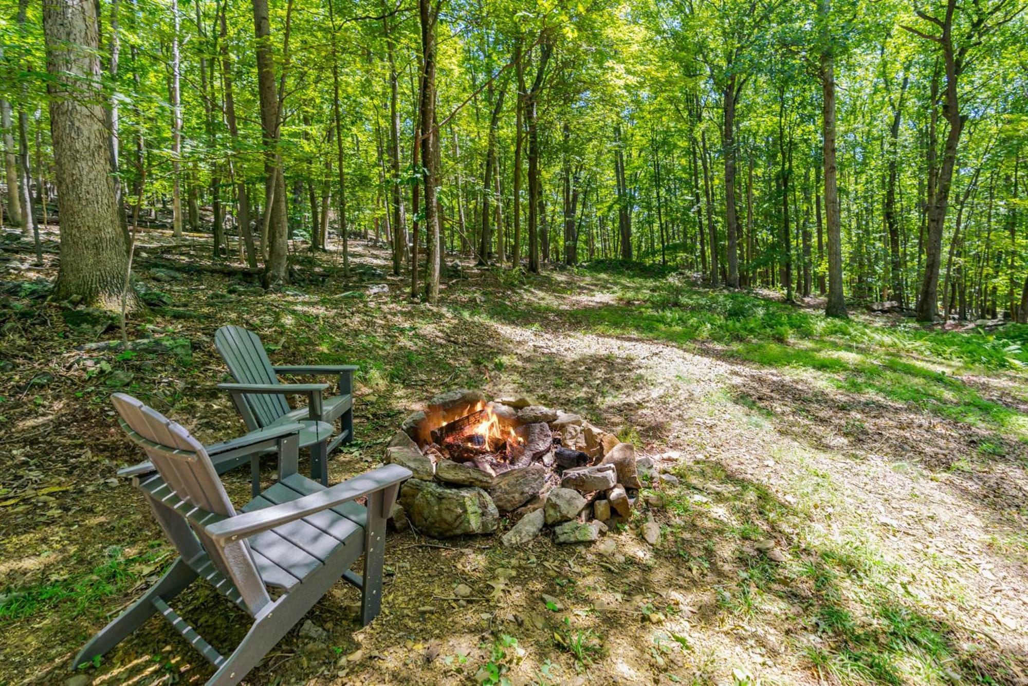 Secluded W Hot Tub, Fire Pit, Deck & Updated Wifi Great Cacapon Ngoại thất bức ảnh