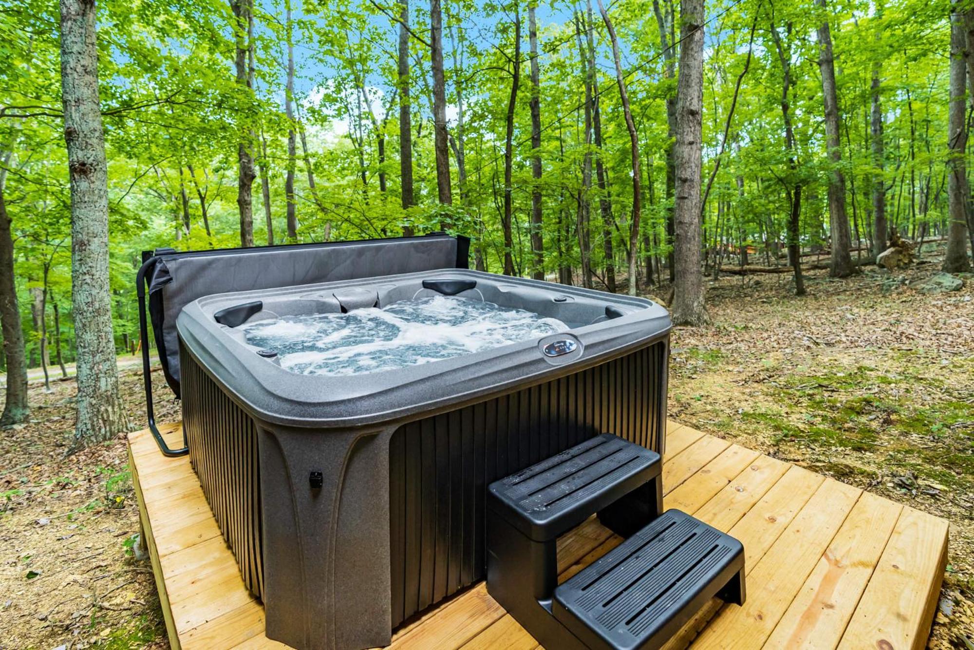 Secluded W Hot Tub, Fire Pit, Deck & Updated Wifi Great Cacapon Ngoại thất bức ảnh